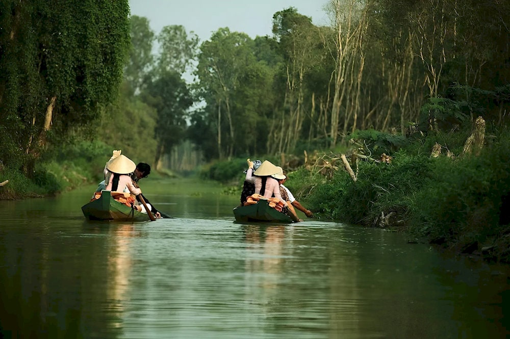 Chèo thuyền ba lá xuyên rừng